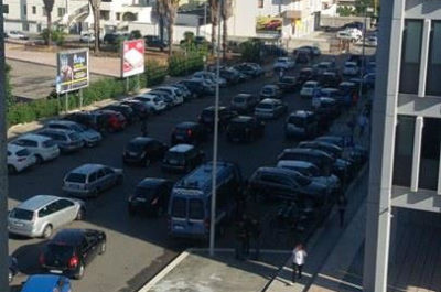 Stremati e arrabbiati, la protesta sulla strada degli olivicoltori salentini. In Prefettura l'assessore regionale Di Gioia promette fondi e ascolto - Corriere Salentino