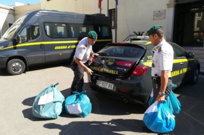 Una "fabbrica del falso" nel pieno centro di Lecce: maxi sequestro, scattano due denunce - Corriere Salentino