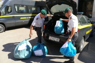 Una "fabbrica del falso" nel pieno centro di Lecce: maxi sequestro, scattano due denunce - Corriere Salentino