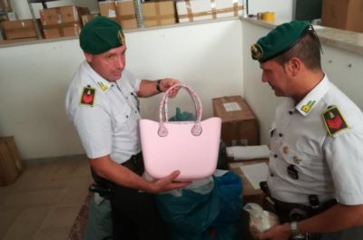 Una "fabbrica del falso" nel pieno centro di Lecce: maxi sequestro, scattano due denunce - Corriere Salentino