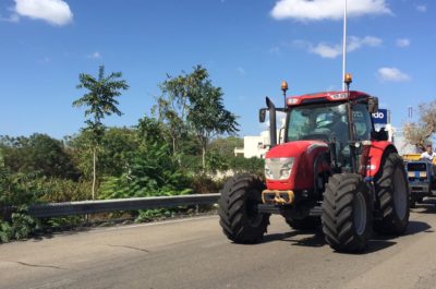 Stremati e arrabbiati, la protesta sulla strada degli olivicoltori salentini. In Prefettura l'assessore regionale Di Gioia promette fondi e ascolto - Corriere Salentino