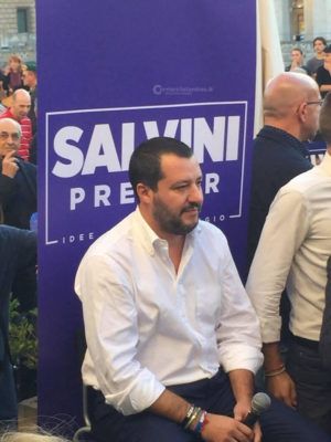 Applausi, folla e contestazioni per Salvini: "Mai con Alfano, con Fitto dialogo sui problemi. Un unico partito con il sud per politiche diverse" - Corriere Salentino