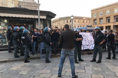 Applausi, folla e contestazioni per Salvini: "Mai con Alfano, con Fitto dialogo sui problemi. Un unico partito con il sud per politiche diverse" - Corriere Salentino