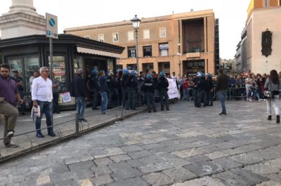 Applausi, folla e contestazioni per Salvini: "Mai con Alfano, con Fitto dialogo sui problemi. Un unico partito con il sud per politiche diverse" - Corriere Salentino