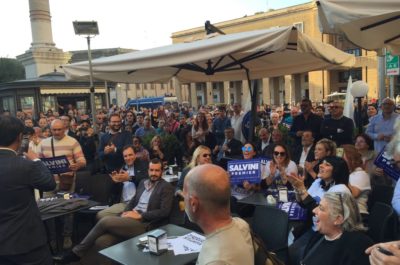 Applausi, folla e contestazioni per Salvini: "Mai con Alfano, con Fitto dialogo sui problemi. Un unico partito con il sud per politiche diverse" - Corriere Salentino