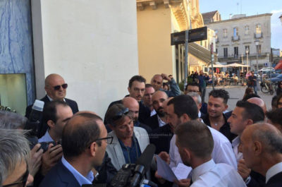 Applausi, folla e contestazioni per Salvini: "Mai con Alfano, con Fitto dialogo sui problemi. Un unico partito con il sud per politiche diverse" - Corriere Salentino