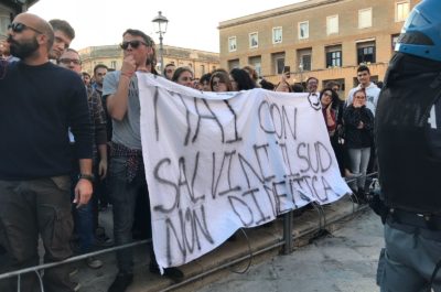 Applausi, folla e contestazioni per Salvini: "Mai con Alfano, con Fitto dialogo sui problemi. Un unico partito con il sud per politiche diverse" - Corriere Salentino