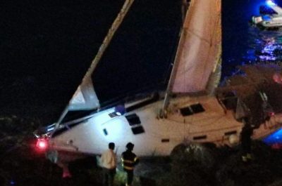 Veliero incagliato sugli scogli: 63 stranieri salvati - Corriere Salentino
