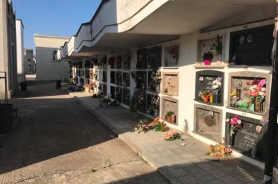 Lapidi distrutte e suppellettili rubate: ladri nel cimitero di Martignano - Corriere Salentino