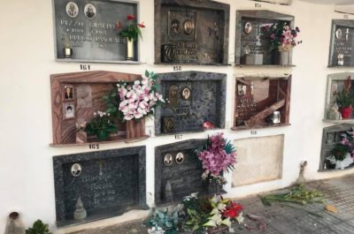 Lapidi distrutte e suppellettili rubate: ladri nel cimitero di Martignano - Corriere Salentino