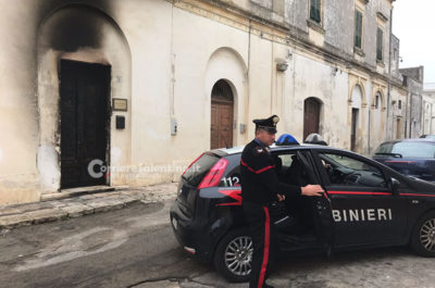 Misterioso attentato contro un avvocato civilista: ignoti versano benzina sul portone dello studio ed appiccano il fuoco - Corriere Salentino