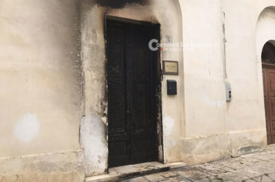 Misterioso attentato contro un avvocato civilista: ignoti versano benzina sul portone dello studio ed appiccano il fuoco - Corriere Salentino