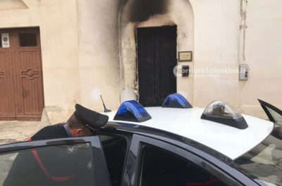 Misterioso attentato contro un avvocato civilista: ignoti versano benzina sul portone dello studio ed appiccano il fuoco - Corriere Salentino