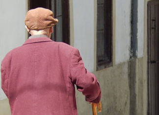 Non riesce a ritirare il nuovo bancomat dalle Poste e non può fare la spesa, agente libero dal servizio gli fa da tassista