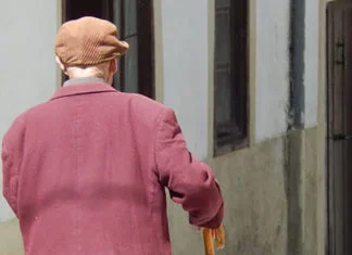 Finge di essere un corriere, poi gli punta contro un coltello e lo rapina: attimi di paura per un anziano