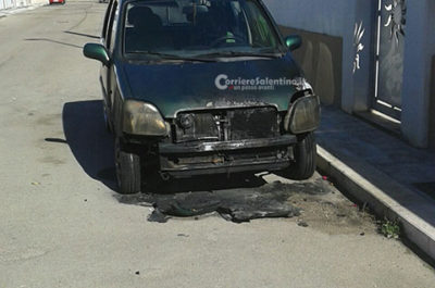 "Notte di fuoco" a Squinzano, date alle fiamme due auto in periferia: trovata una bottiglietta con residui di benzina - Corriere Salentino
