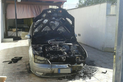 "Notte di fuoco" a Squinzano, date alle fiamme due auto in periferia: trovata una bottiglietta con residui di benzina - Corriere Salentino