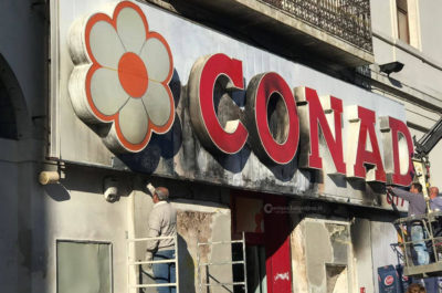 Misterioso attentato, sfondano la saracinesca del Conad con l'auto e poi incendiano il veicolo - Corriere Salentino