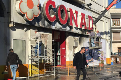 Misterioso attentato, sfondano la saracinesca del Conad con l'auto e poi incendiano il veicolo - Corriere Salentino