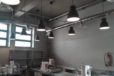 Da ex fabbrica tessile a dimora di cibo e spettacolo, ispirata allo Zelig di Milano nasce a Nardò “Fabbrica8” - Corriere Salentino