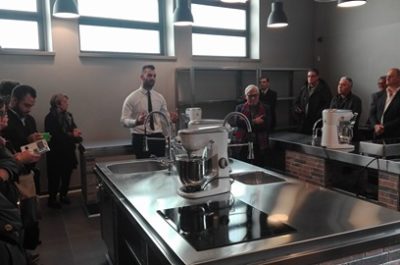 Da ex fabbrica tessile a dimora di cibo e spettacolo, ispirata allo Zelig di Milano nasce a Nardò “Fabbrica8” - Corriere Salentino