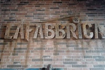 Da ex fabbrica tessile a dimora di cibo e spettacolo, ispirata allo Zelig di Milano nasce a Nardò “Fabbrica8” - Corriere Salentino