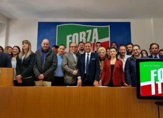 Forza Italia, gli arrivi non finiscono mai: congresso dopo le elezioni. Costa a chi andò via: “Da nessuna parte senza Berlusconi”