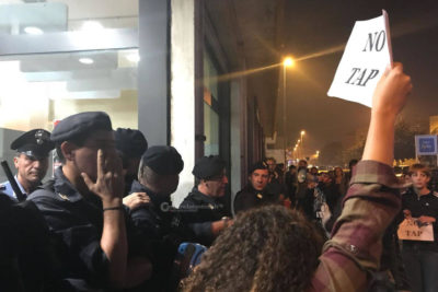 Dibattito con D'Alema, attacco violento e ingiustificato di presunti "no Tap" all'Arci: danni alle auto e insulti - Corriere Salentino