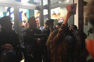 Dibattito con D'Alema, attacco violento e ingiustificato di presunti "no Tap" all'Arci: danni alle auto e insulti - Corriere Salentino