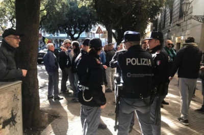 Dopo il maxi furto, la paura del licenziamento: i dipendenti della "Maroccia costruzioni" protestano davanti alla Prefettura - Corriere Salentino