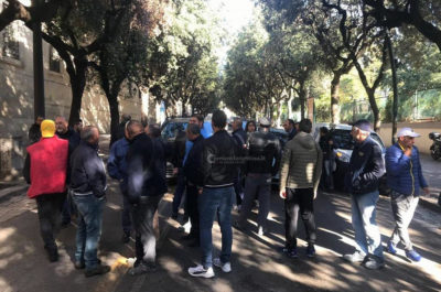 Dopo il maxi furto, la paura del licenziamento: i dipendenti della "Maroccia costruzioni" protestano davanti alla Prefettura - Corriere Salentino