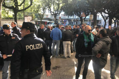 Dopo il maxi furto, la paura del licenziamento: i dipendenti della "Maroccia costruzioni" protestano davanti alla Prefettura - Corriere Salentino