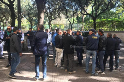 Dopo il maxi furto, la paura del licenziamento: i dipendenti della "Maroccia costruzioni" protestano davanti alla Prefettura - Corriere Salentino