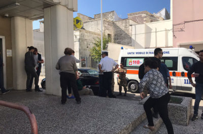 Irrompono nelle Poste e rapinano i clienti in fila agli sportelli: in due fuggono su un'auto - Corriere Salentino