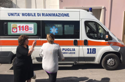 Irrompono nelle Poste e rapinano i clienti in fila agli sportelli: in due fuggono su un'auto - Corriere Salentino