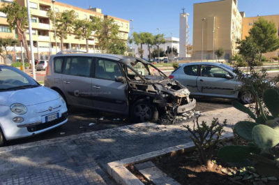Distrutta dal fuoco l'auto di un albergatore, mistero a Sannicola. Altri incendi a Lecce e Taurisano - Corriere Salentino