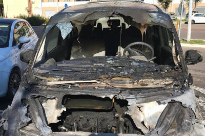 Distrutta dal fuoco l'auto di un albergatore, mistero a Sannicola. Altri incendi a Lecce e Taurisano - Corriere Salentino