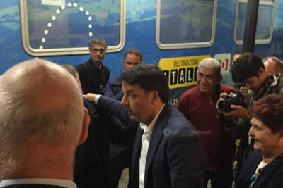 Renzi, un divo in tour col treno: bocca cucita davanti ai giornalisti. Visita alla casa di Moro con i futuri candidati attorno - Corriere Salentino