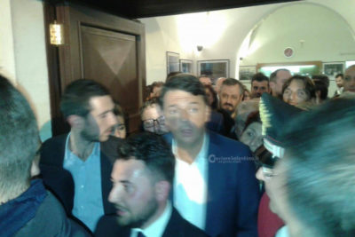 Renzi, un divo in tour col treno: bocca cucita davanti ai giornalisti. Visita alla casa di Moro con i futuri candidati attorno - Corriere Salentino