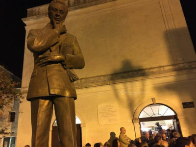 Renzi, un divo in tour col treno: bocca cucita davanti ai giornalisti. Visita alla casa di Moro con i futuri candidati attorno - Corriere Salentino