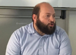 Il sindaco Minerva accusato di maltrattamenti sugli animali: gli spaccano il vetro dell’auto per liberare il cane. “Stanco dei continui attacchi”