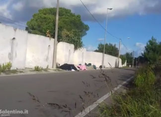 Dal centro accoglienza alla strada: la protesta di alcuni immigrati che non vogliono lasciare San Cataldo