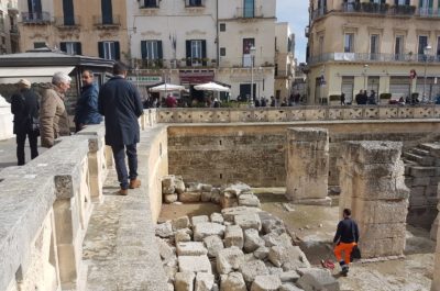 Lancio delle bottiglie nell'Anfiteatro: San Martino all'insegna dell'inciviltà - Corriere Salentino