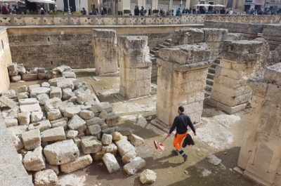 Lancio delle bottiglie nell'Anfiteatro: San Martino all'insegna dell'inciviltà - Corriere Salentino