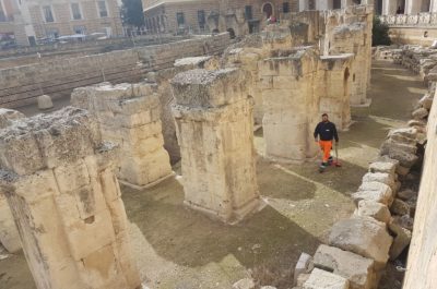 Lancio delle bottiglie nell'Anfiteatro: San Martino all'insegna dell'inciviltà - Corriere Salentino