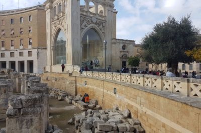Lancio delle bottiglie nell'Anfiteatro: San Martino all'insegna dell'inciviltà - Corriere Salentino