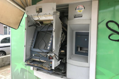 Ancora un assalto al bancomat, l'esplosione danneggia anche una vettura parcheggiata davanti la banca - Corriere Salentino