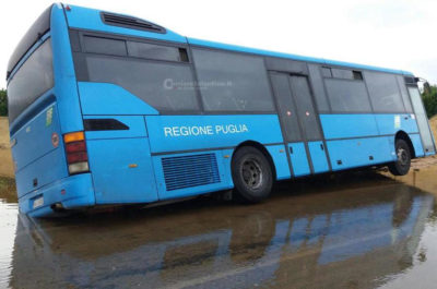 Cede l'asfalto e il pullman carico di studenti finisce fuori strada, tragedia sfiorata - Corriere Salentino