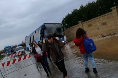 Cede l'asfalto e il pullman carico di studenti finisce fuori strada, tragedia sfiorata - Corriere Salentino