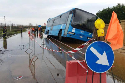 Cede l'asfalto e il pullman carico di studenti finisce fuori strada, tragedia sfiorata - Corriere Salentino